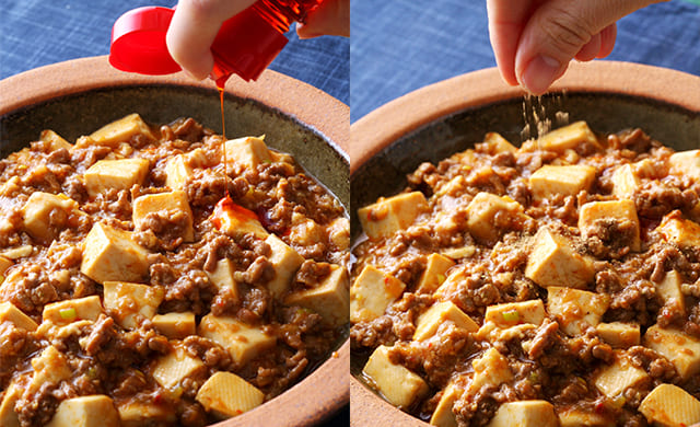 麻婆豆腐にラー油をかけている写真