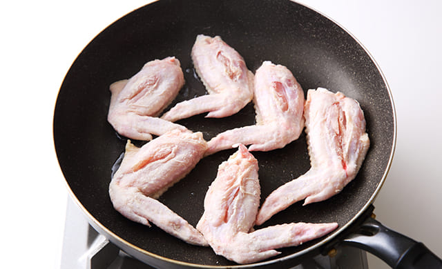 手羽先を焼いている写真