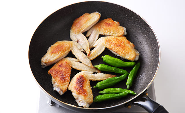 手羽先を焼いている写真