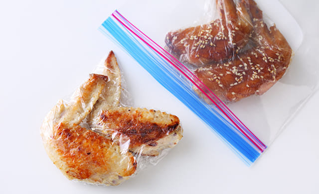 手羽先おかずを冷凍用保存袋に入れた写真