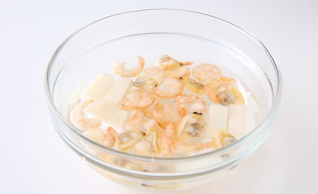 シーフードミックスを解凍している写真