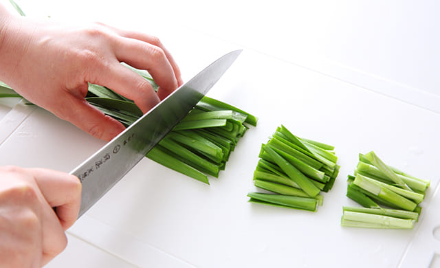ニラを切っている写真