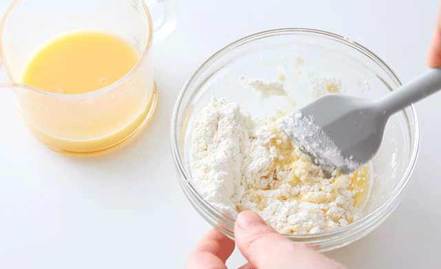 チヂミの生地を混ぜている写真