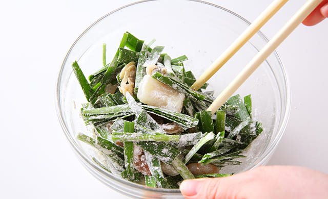具材を混ぜている写真