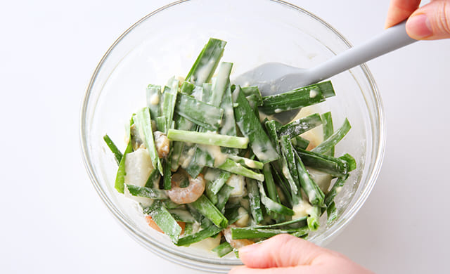 具材を混ぜている写真