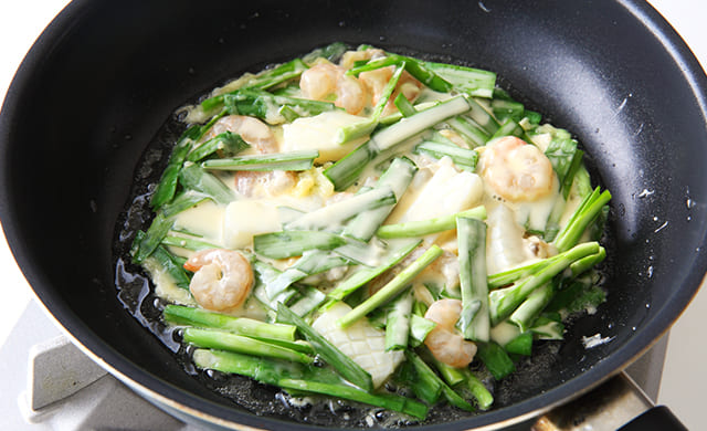 チヂミを焼いている写真