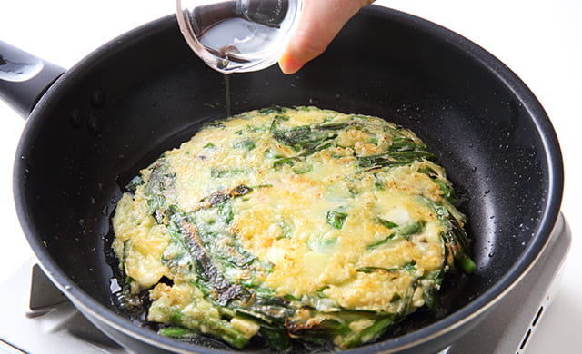 サラダ油を加えている写真