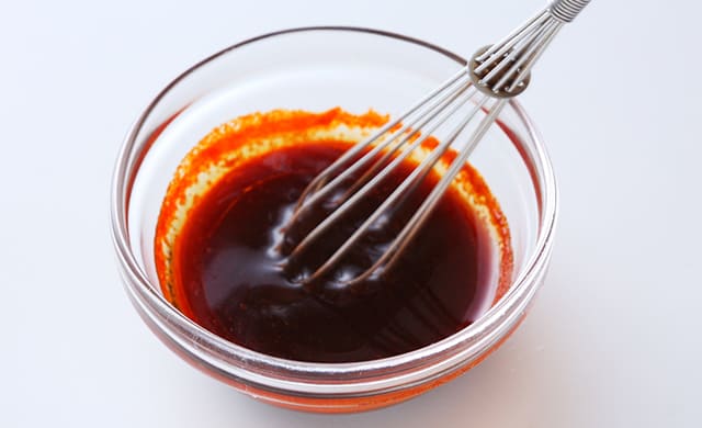 たれを混ぜている写真