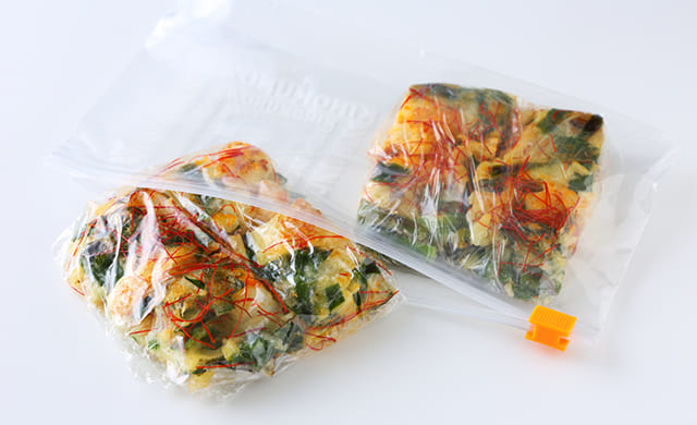 チヂミを冷凍用保存袋に入れた写真