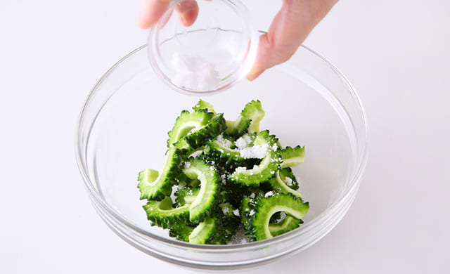 ゴーヤに砂糖を加えている写真