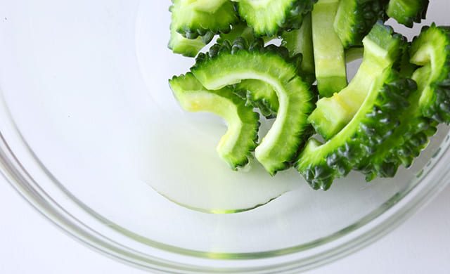 ゴーヤから水分が出ている写真