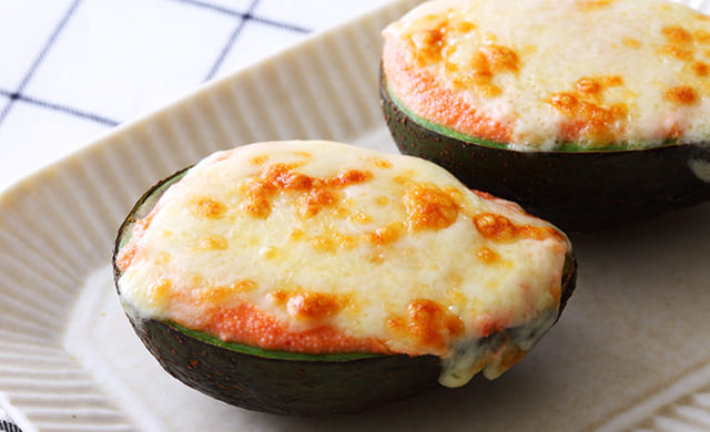 アボカドの明太マヨチーズ焼きの写真