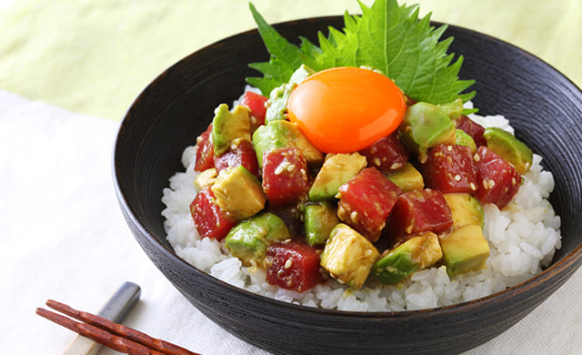 アボカドまぐろ丼の写真
