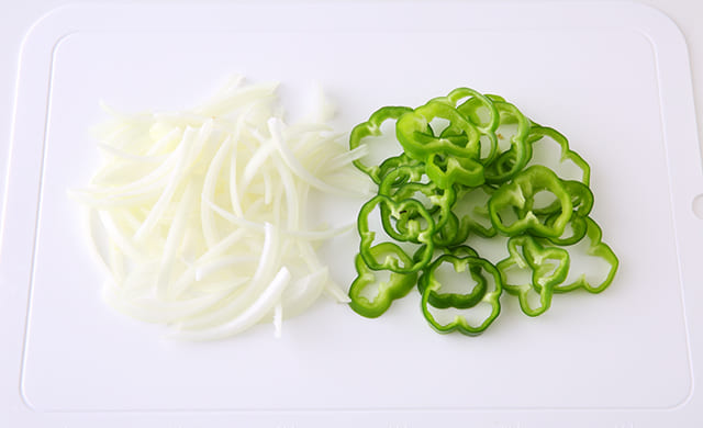 切った玉ねぎ、ピーマンの写真