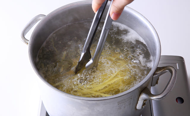 スパゲッティをゆでている写真