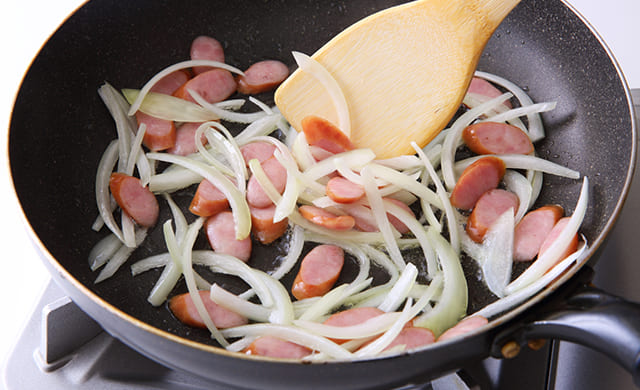 ウィンナーと玉ねぎを炒めている写真