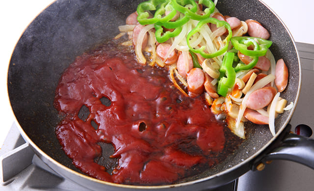 調味料を煮詰めている写真