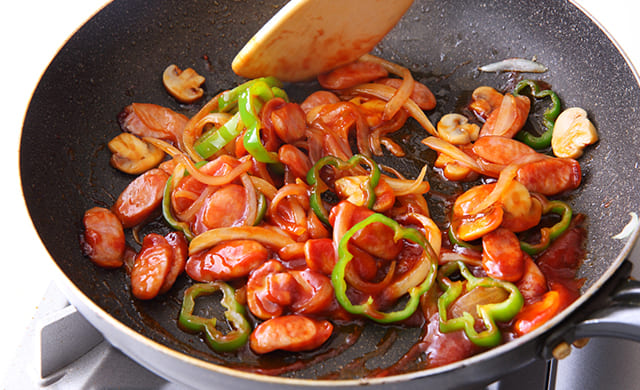 具材を混ぜ合わせている写真