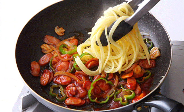 スパゲッティを加えて混ぜている写真