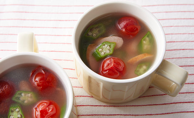 オクラとウィンナーのコンソメスープの写真