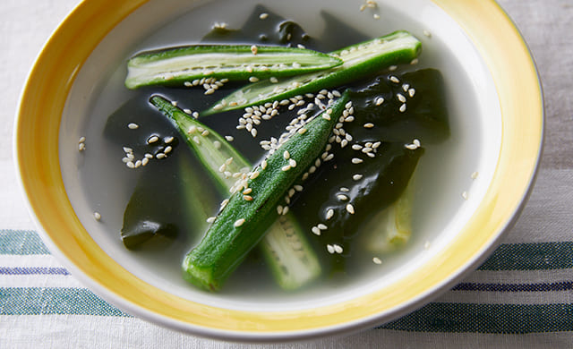 オクラとわかめの中華スープの写真