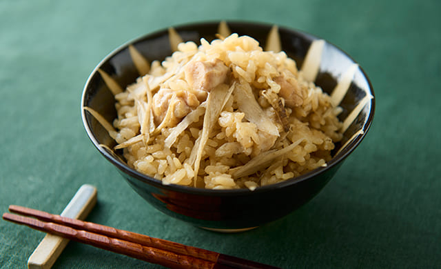 鶏肉とごぼうの炊き込みご飯の写真