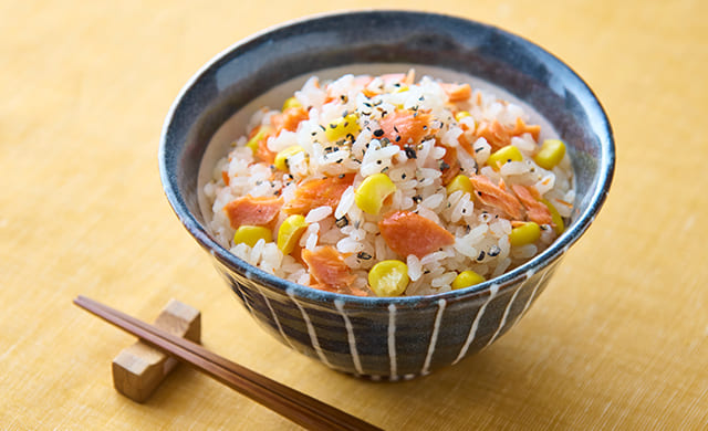 鮭とコーンの炊き込みご飯の写真