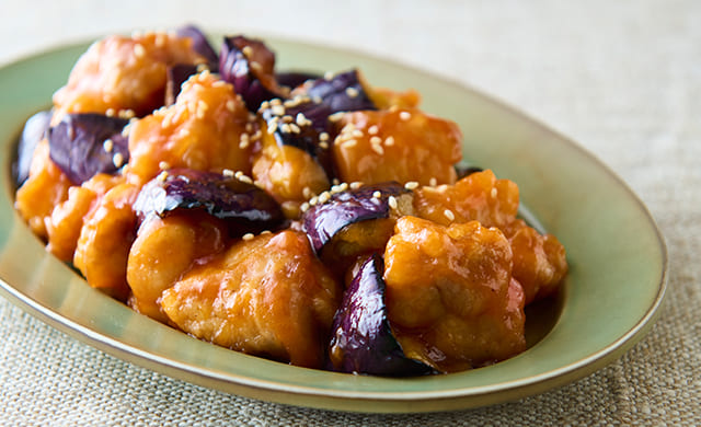 なすと鶏肉の甘酢絡めの写真