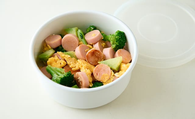 魚肉ソーセージとブロッコリーの卵炒めを保存容器に入れた写真