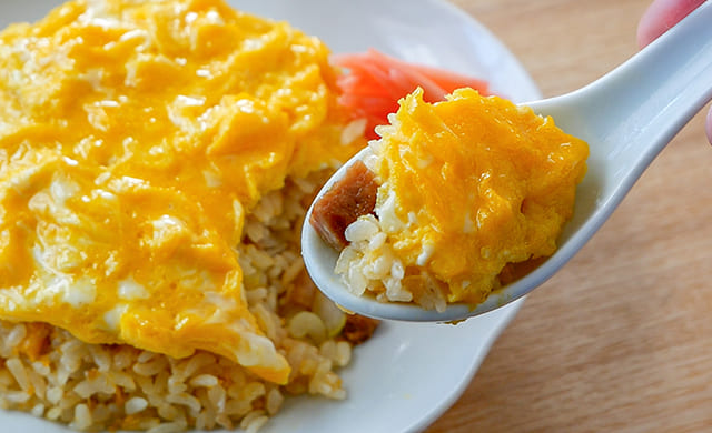 「オムレツ風『本格炒め炒飯®』」箸上げ写真