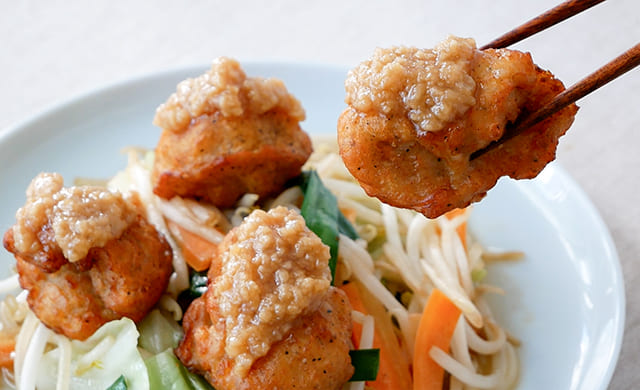 「がっつり濃厚!『特から®』野菜炒め」箸上げ写真