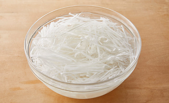 大根を冷水につけている写真