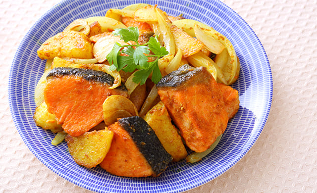 鮭とじゃがいものカレー炒めの写真