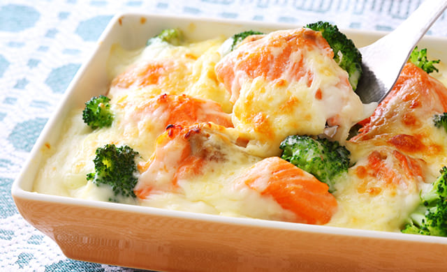 鮭とブロッコリーのグラタンの写真