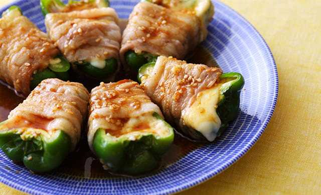 チーズ入りピーマンの豚肉巻きレシピの写真