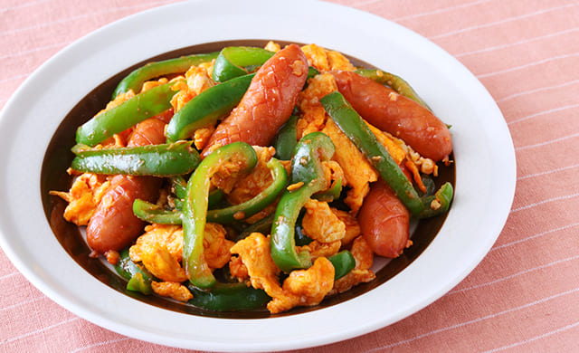 ピーマンとウィンナーの卵炒めの写真