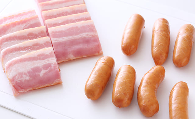 切ったベーコン、ウィンナーの写真