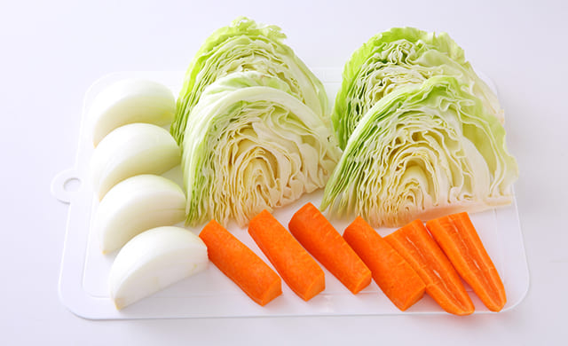 切った玉ねぎ、キャベツ、にんじんの写真
