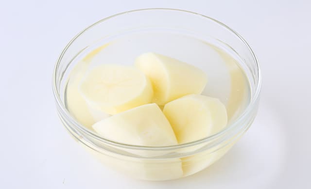 じゃがいもを水にさらしている写真