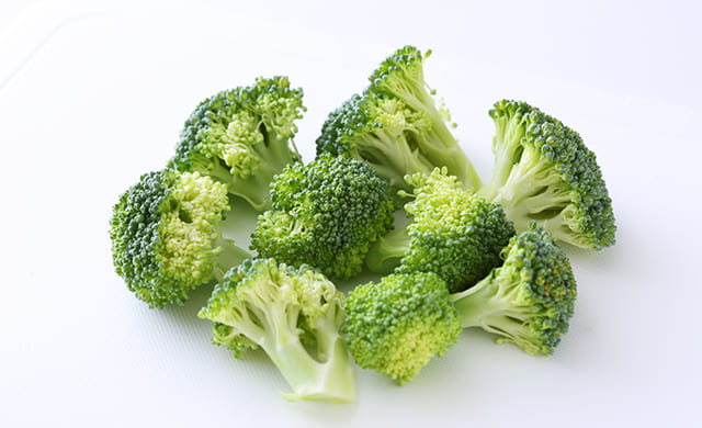 小房に切り分けたブロッコリーの写真