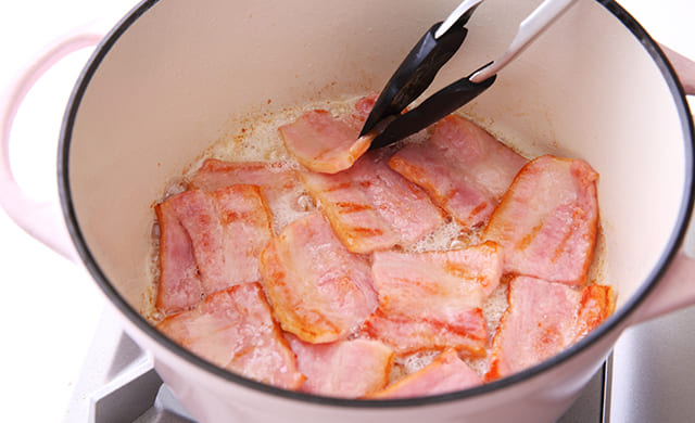 ベーコンを焼いている写真