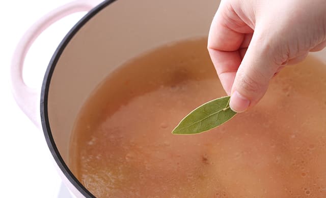 ローリエを加えている写真