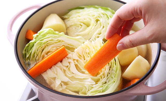 にんじんを加えている写真