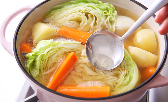 アクをすくっている写真