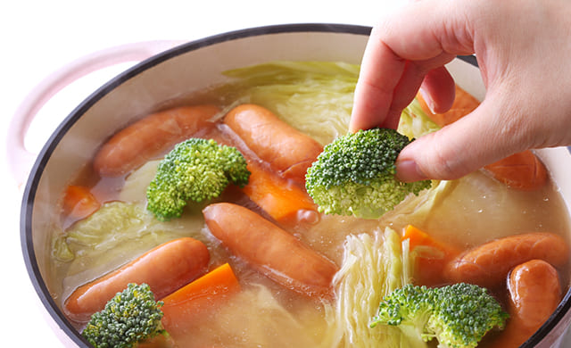 ブロッコリーを加えている写真