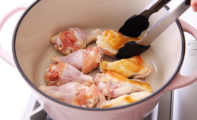 鶏手羽元を焼いている写真