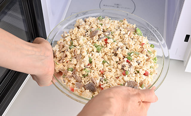 『焦がしバター醤油のきのこバターピラフ』を電子レンジで加熱しようとしている写真