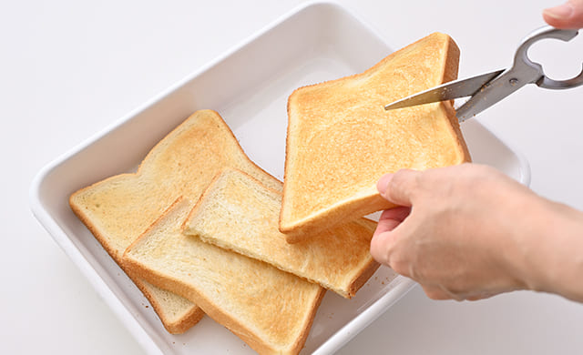 焼いた食パンを半分に切っている写真