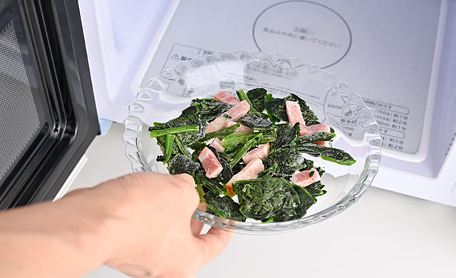 『ベーコンほうれん草』を電子レンジで加熱しようとしている写真