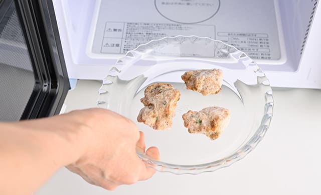 『やみつきねぎ塩焼き鳥』を電子レンジで加熱しようとしている写真